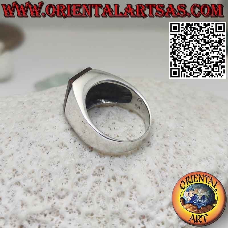 Anello in argento con corniola rettangolare  su montatura larga liscia