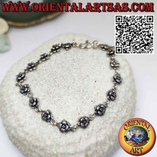 Armband mit sechzehn Rosen aus 925 ‰ Silber in Reihen, verbunden durch einen Ring