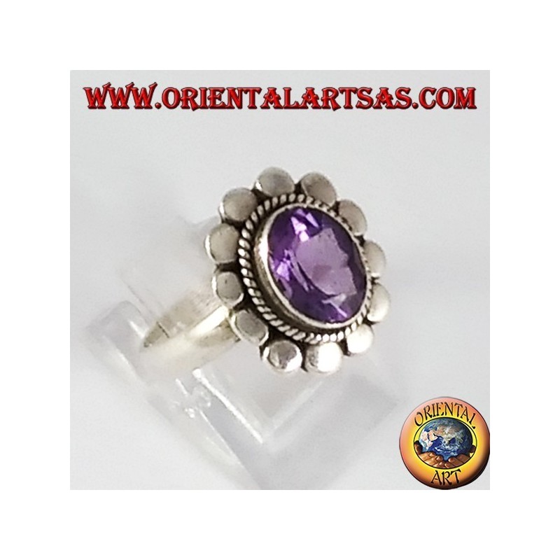 Anello d'argento con Ametista naturale sfaccettata ovale con bordo borchiato