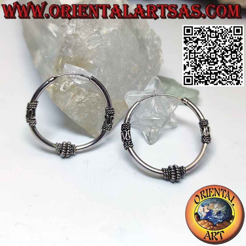 Boucles d'oreilles cercle en argent avec 3 parties travaillées en spirale et en vague