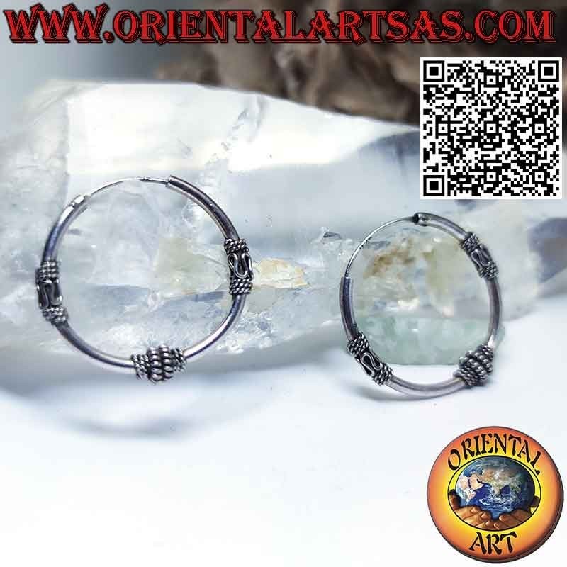 Boucles d'oreilles cercle en argent avec 3 parties travaillées en spirale et en vague