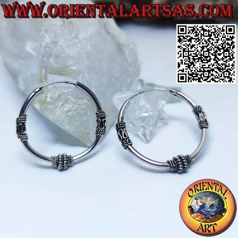 Boucles d'oreilles cercle en argent avec 3 parties travaillées en spirale et en vague