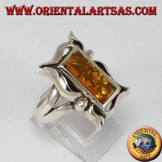 Anillo de plata con un marco rectangular en ámbar