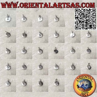 Ciondolo in argento a medaglietta tonda con iniziale lettera  incisa