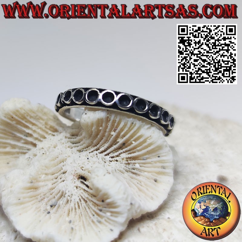 Silver band ring with overlapping circles aligned side by side