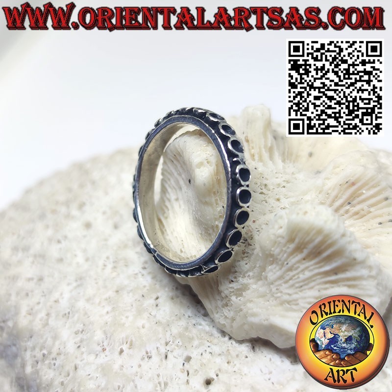 Anillo de plata con círculos superpuestos alineados uno al lado del otro