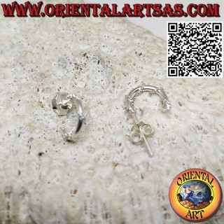 Boucles d'oreilles créoles en argent avec fil torsadé autour, papillon