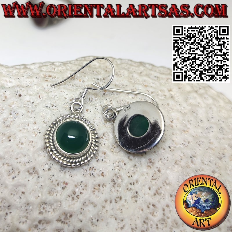 Orecchini in argento con agata verde tonda contornata da treccia e sfere