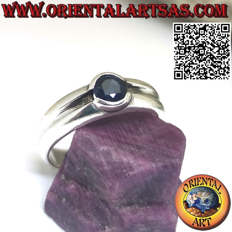 Bague en argent avec saphir naturel rond et monture avec ligne centrale