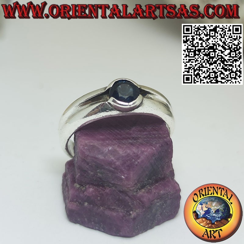 Anello in argento con zaffiro naturale tondo e montatura con rigo centrale
