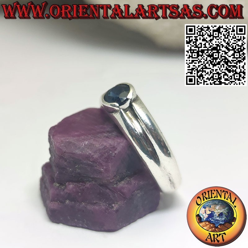 Bague en argent avec saphir naturel rond et monture avec ligne centrale