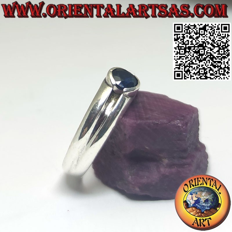 Bague en argent avec saphir naturel rond et monture avec ligne centrale