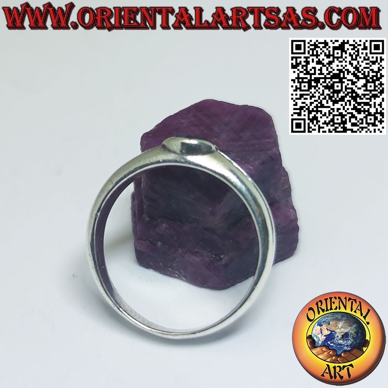 Bague en argent avec saphir naturel rond et monture avec ligne centrale