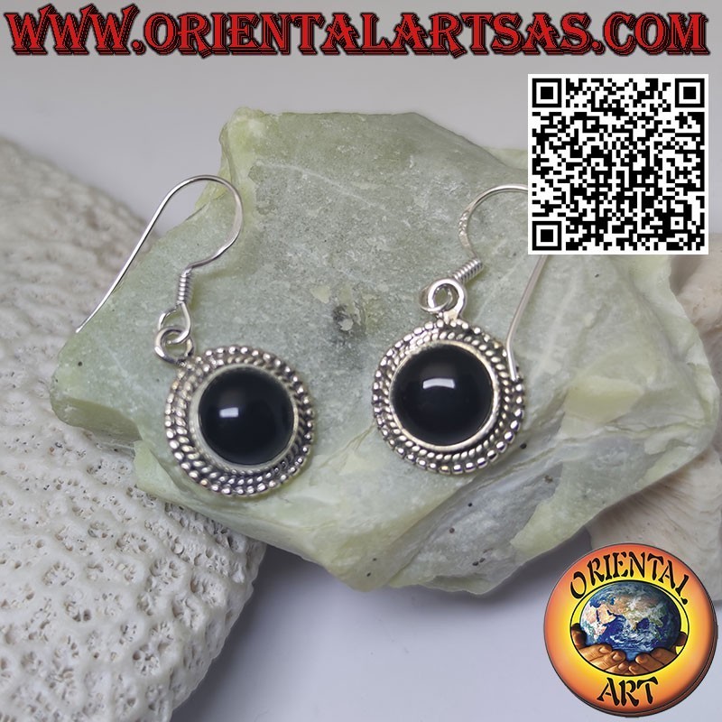 Orecchini in argento 925 con onice tonda contornata da treccia e sfere