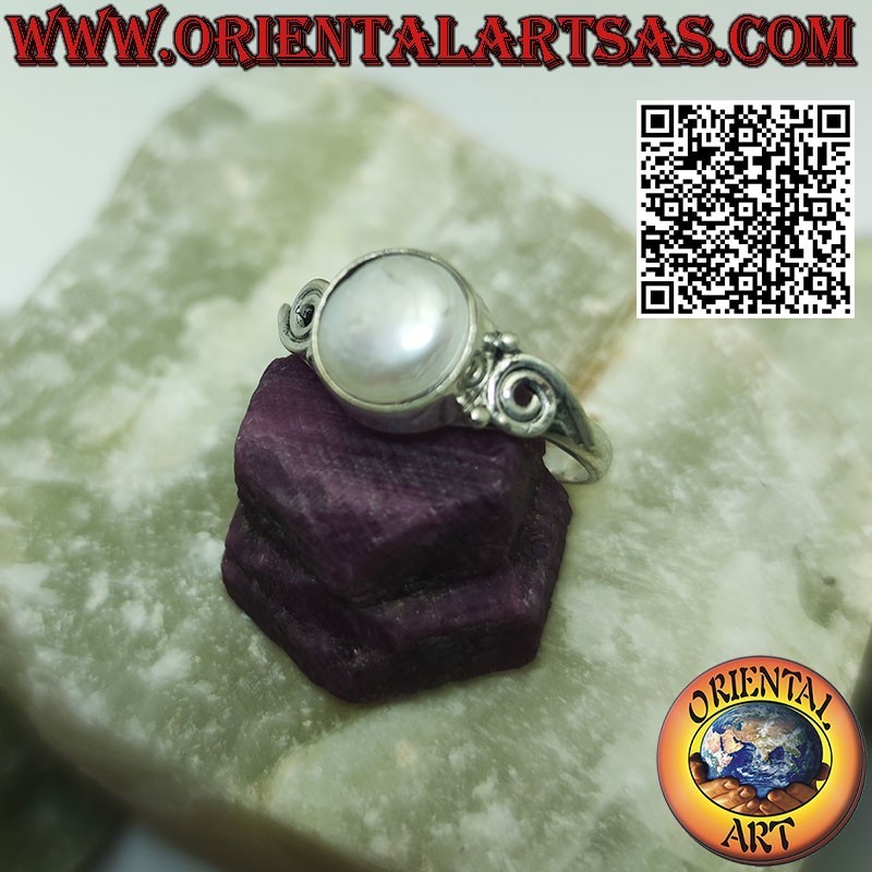 Silver ring with spiral and freshwater pearl in the centre