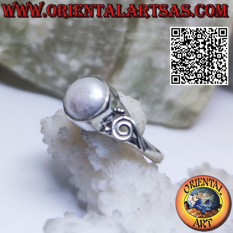 Anello in argento con spirale sui ed perla di acqua dolce al centro