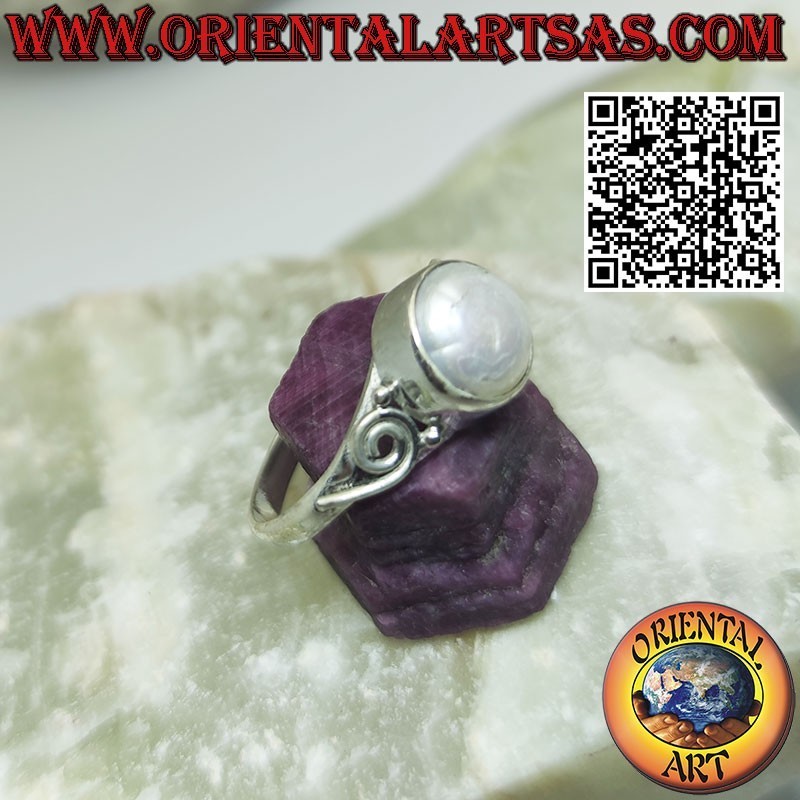 Anillo de plata con espiral y perla de agua dulce en el centro