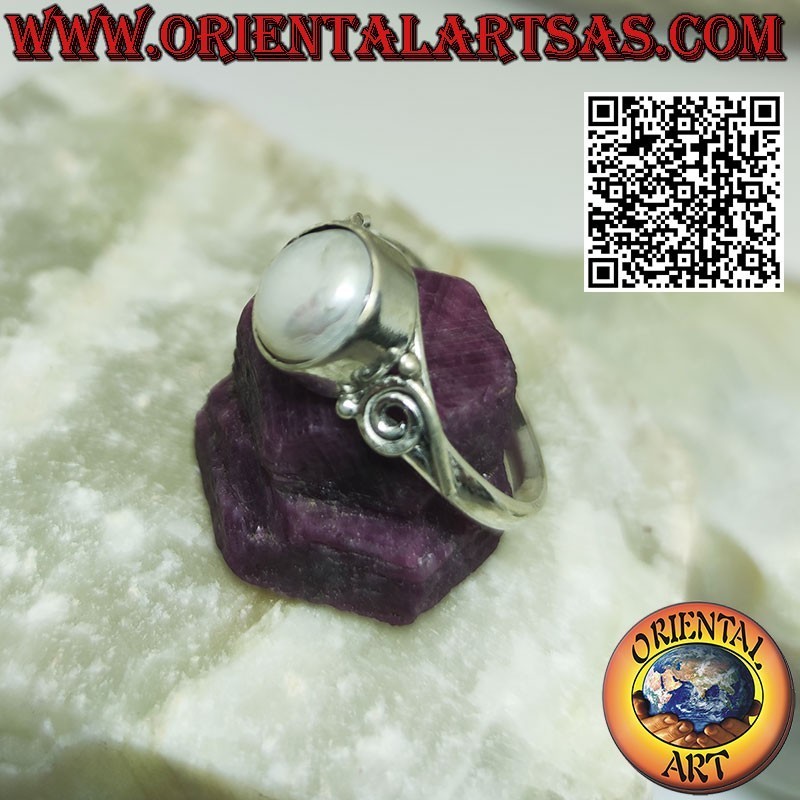 Silver ring with spiral and freshwater pearl in the centre