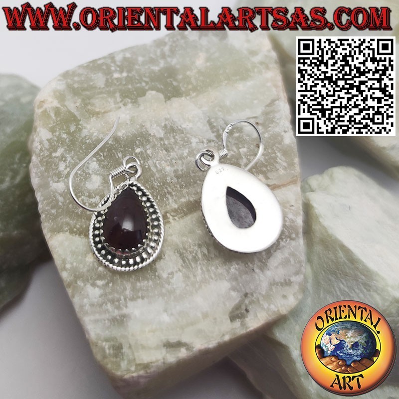 Boucles d'oreilles en argent avec serti de grenats ovales naturels en forme de goutte