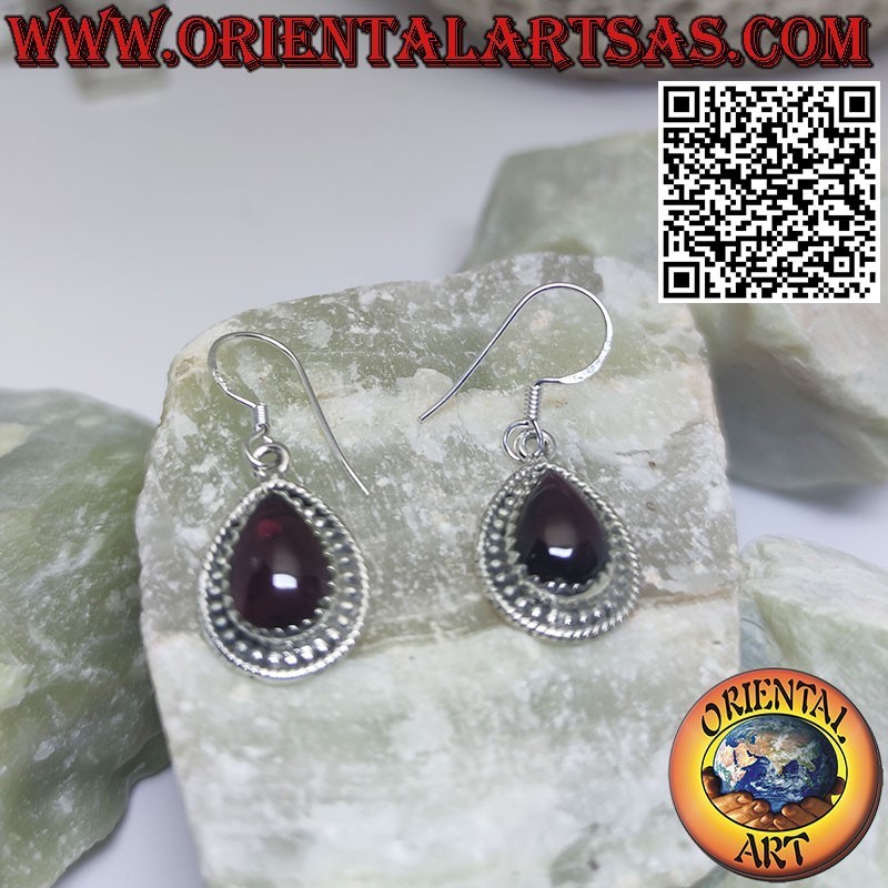 Orecchini in argento con granato ovale a goccia naturale incastonato
