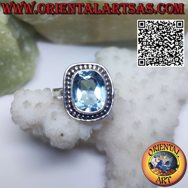 Bague en argent avec topaze bleue taille coussin