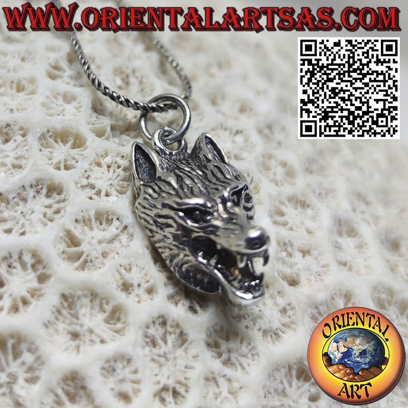 Colgante de plata con cabeza de lobo, símbolo de lealtad y determinación.