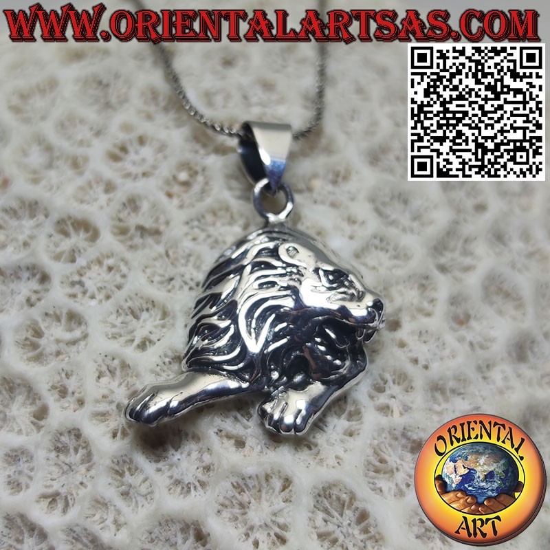 Pendentif en argent du lion couché symbole de pouvoir et d'autorité