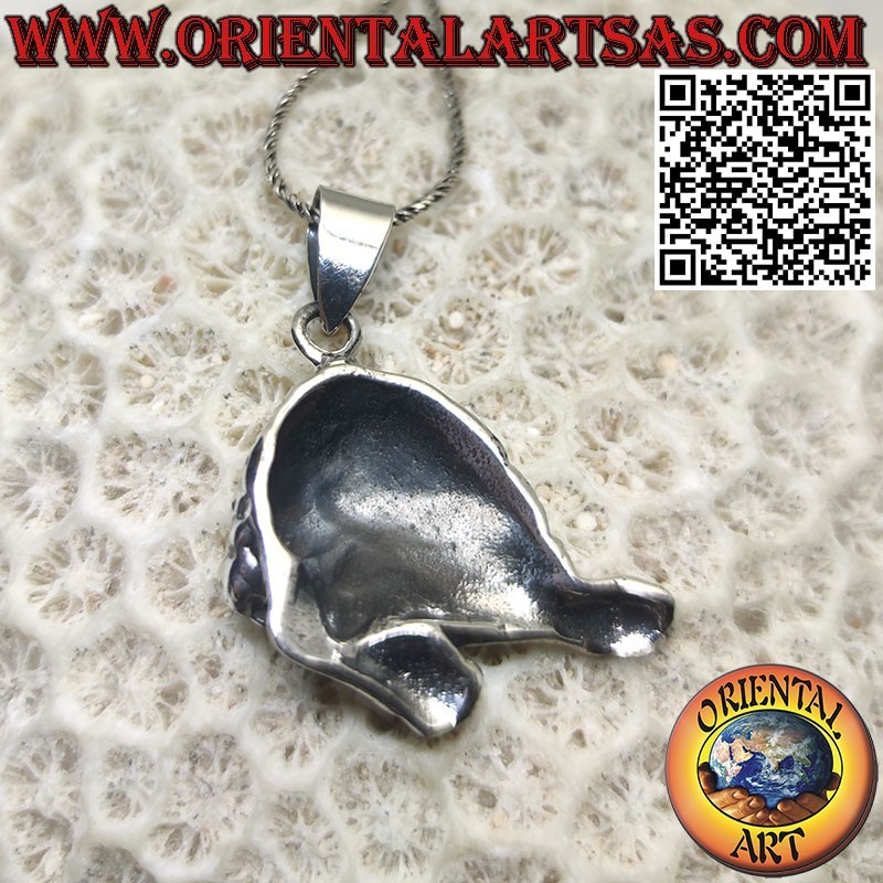 Pendentif en argent du lion couché symbole de pouvoir et d'autorité