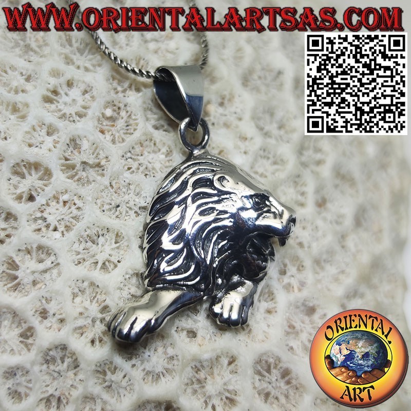 Pendentif en argent du lion couché symbole de pouvoir et d'autorité