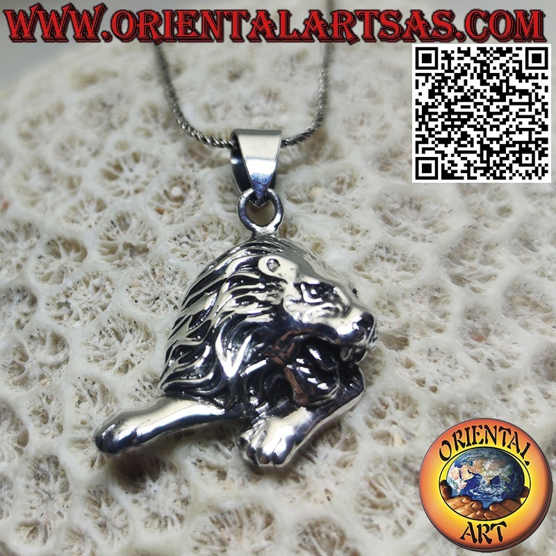 Colgante de plata del león tumbado símbolo de poder y autoridad.