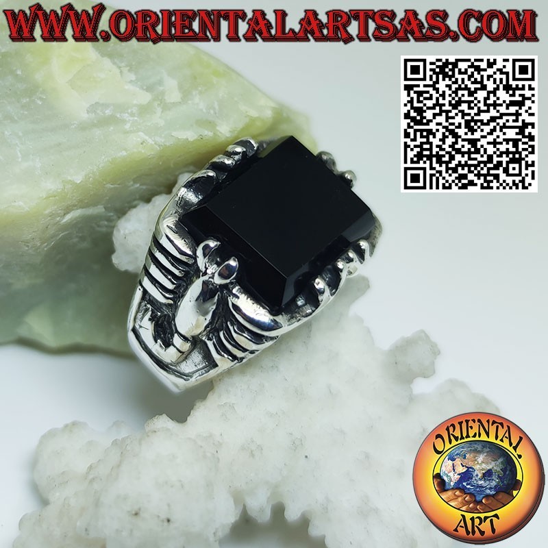 Bague en argent avec onyx rectangulaire et scorpion en haut relief sur les côtés