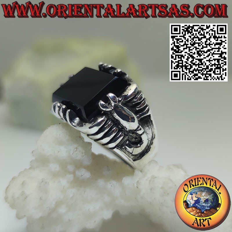 Anello in argento con onice rettangolare e scorpione ad altorilievo sui lati
