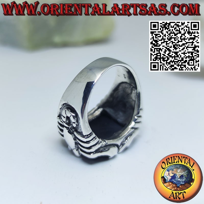 Anillo de plata con ónix rectangular y escorpión en alto relieve en los laterales