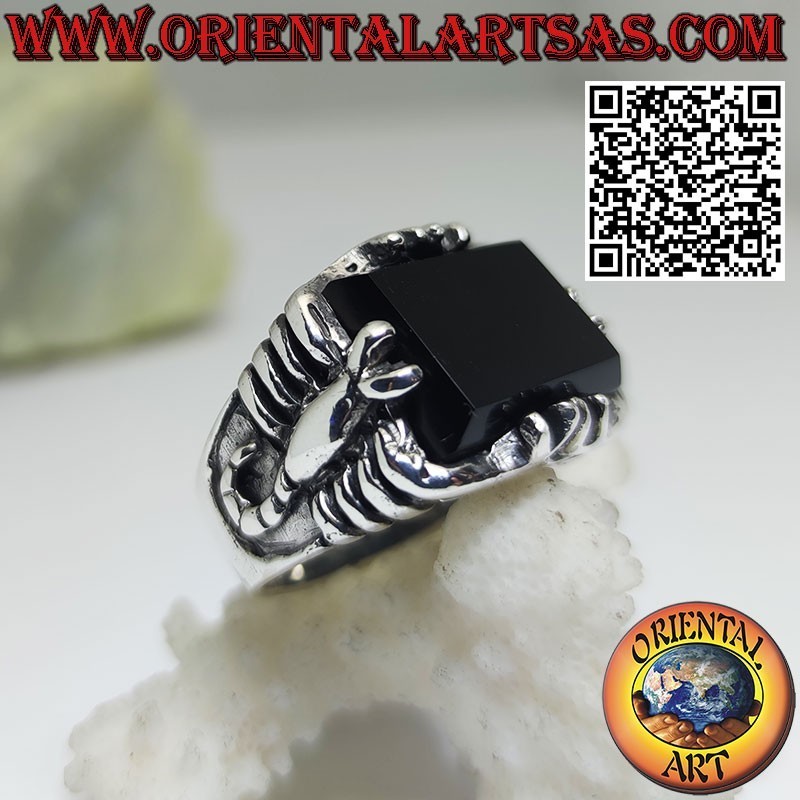 Anillo de plata con ónix rectangular y escorpión en alto relieve en los laterales