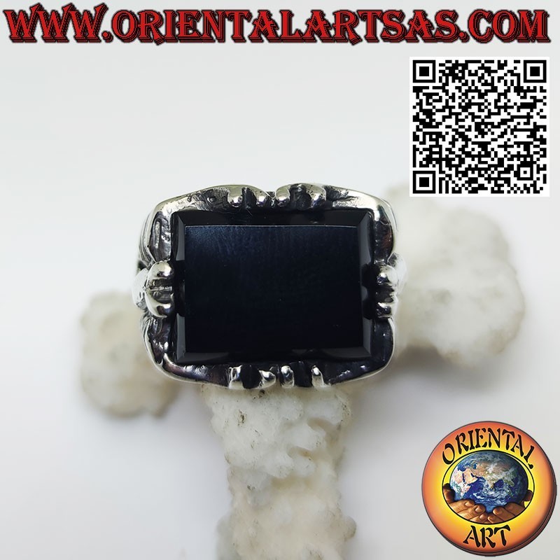 Bague en argent avec onyx rectangulaire et scorpion en haut relief sur les côtés