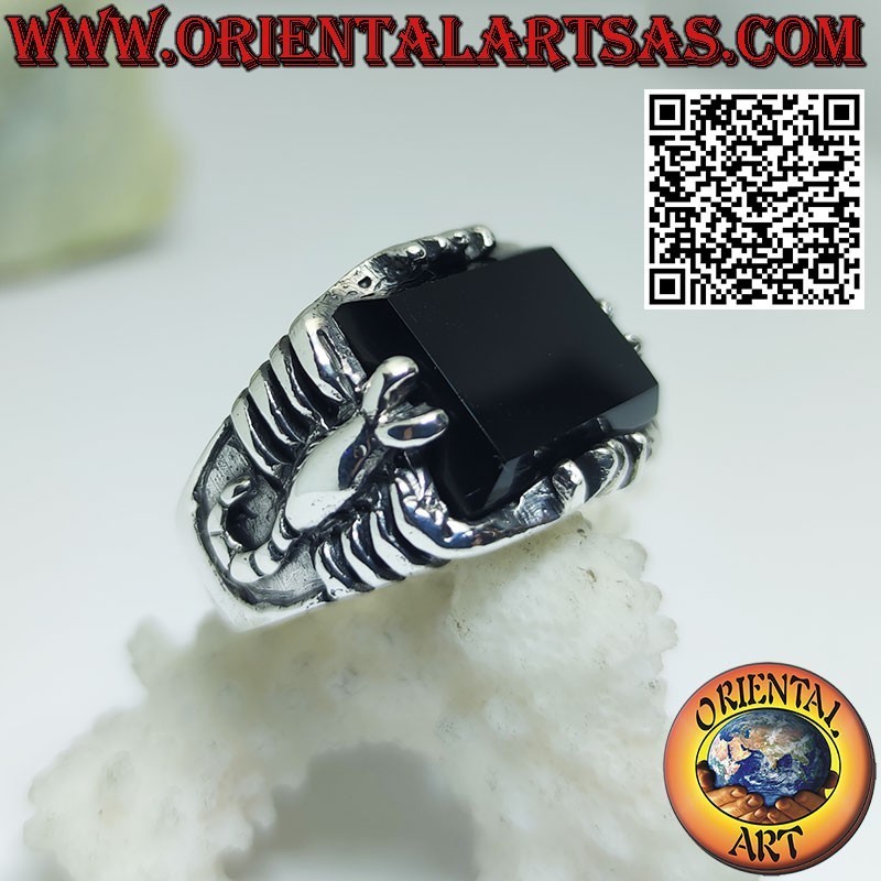Anello in argento con onice rettangolare e scorpione ad altorilievo sui lati
