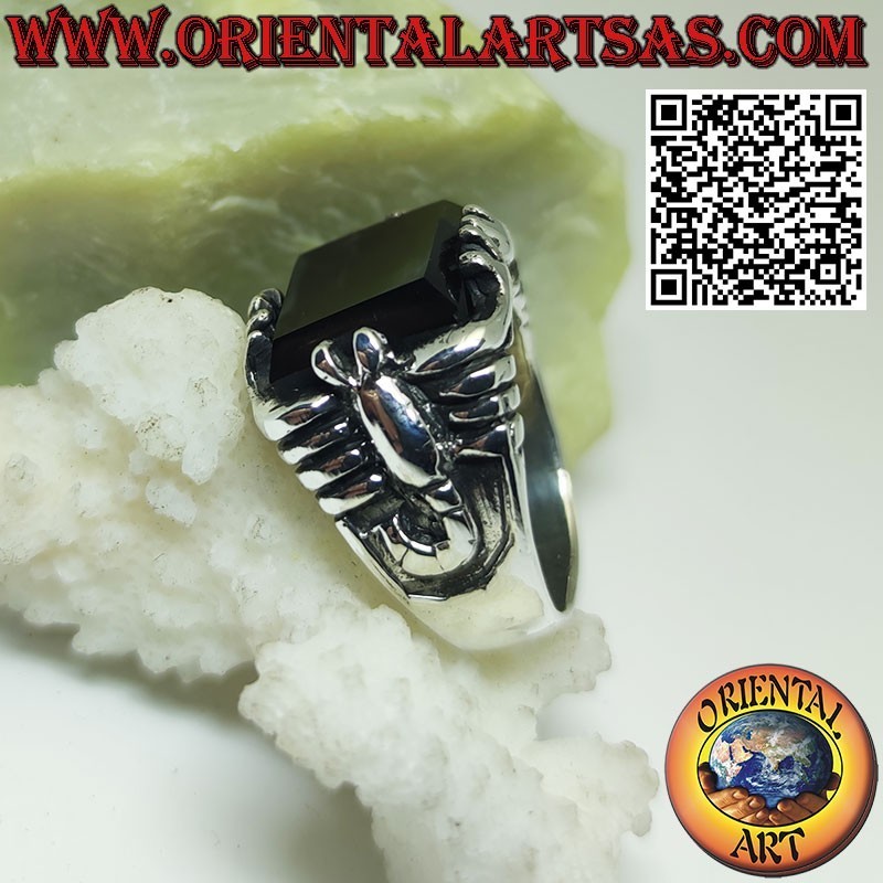Bague en argent avec onyx rectangulaire et scorpion en haut relief sur les côtés