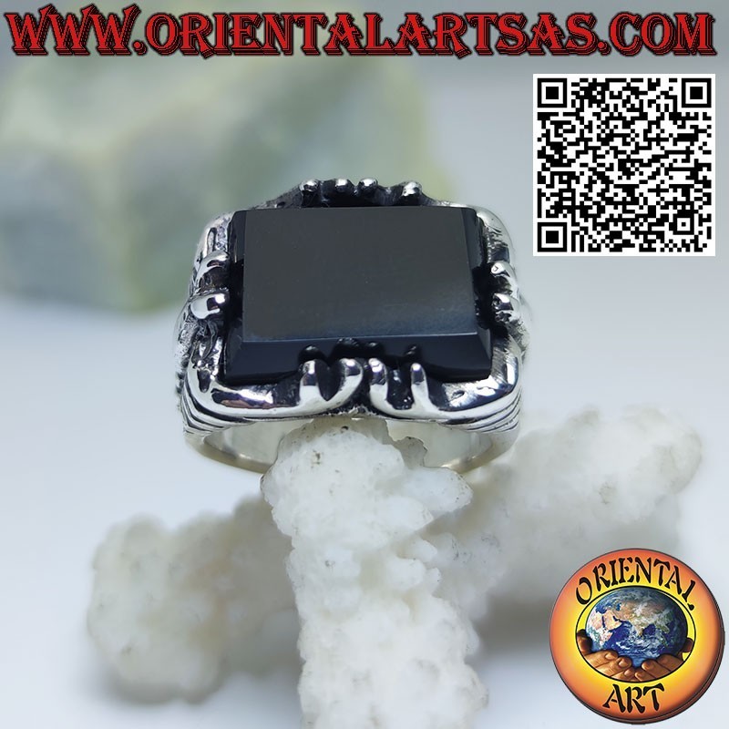 Anillo de plata con ónix rectangular y escorpión en alto relieve en los laterales