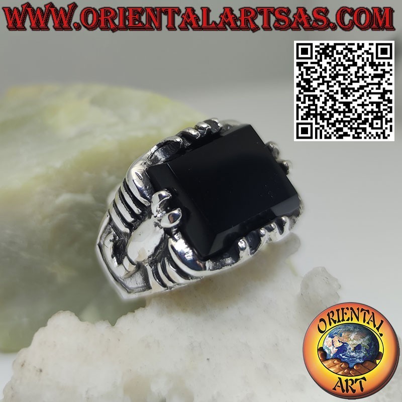 Bague en argent avec onyx rectangulaire et scorpion en haut relief sur les côtés