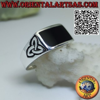 Bague en argent avec onyx rectangulaire et noeud tyrone sur les côtés