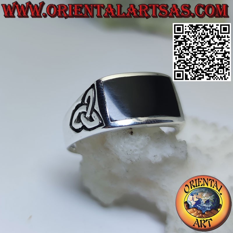 Silver ring with rectangular onyx and tyrone knot on the sides