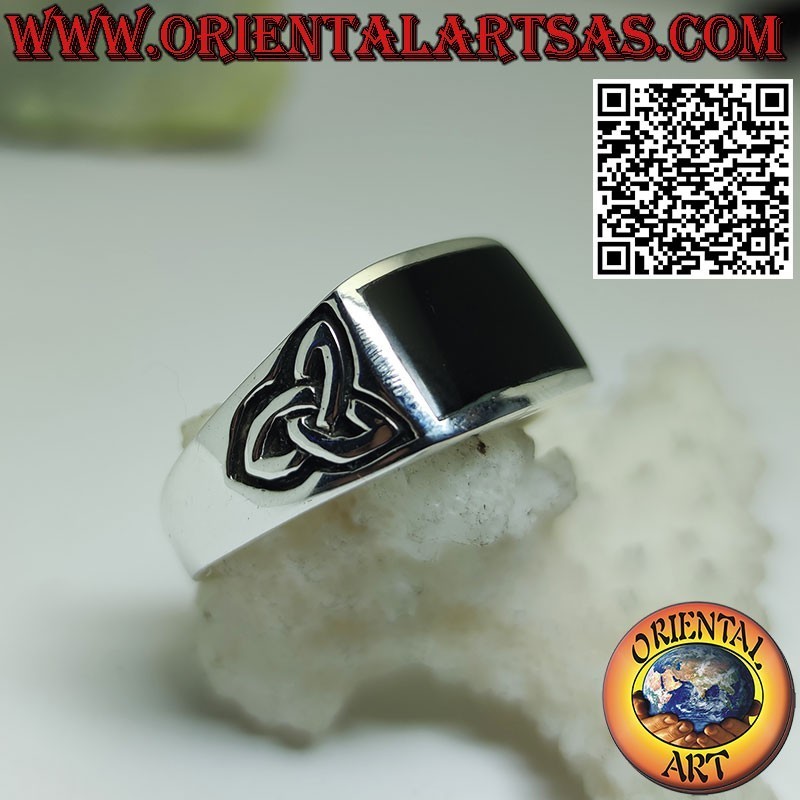 Silberring mit rechteckigem Onyx und Tyrone-Knoten an den Seiten