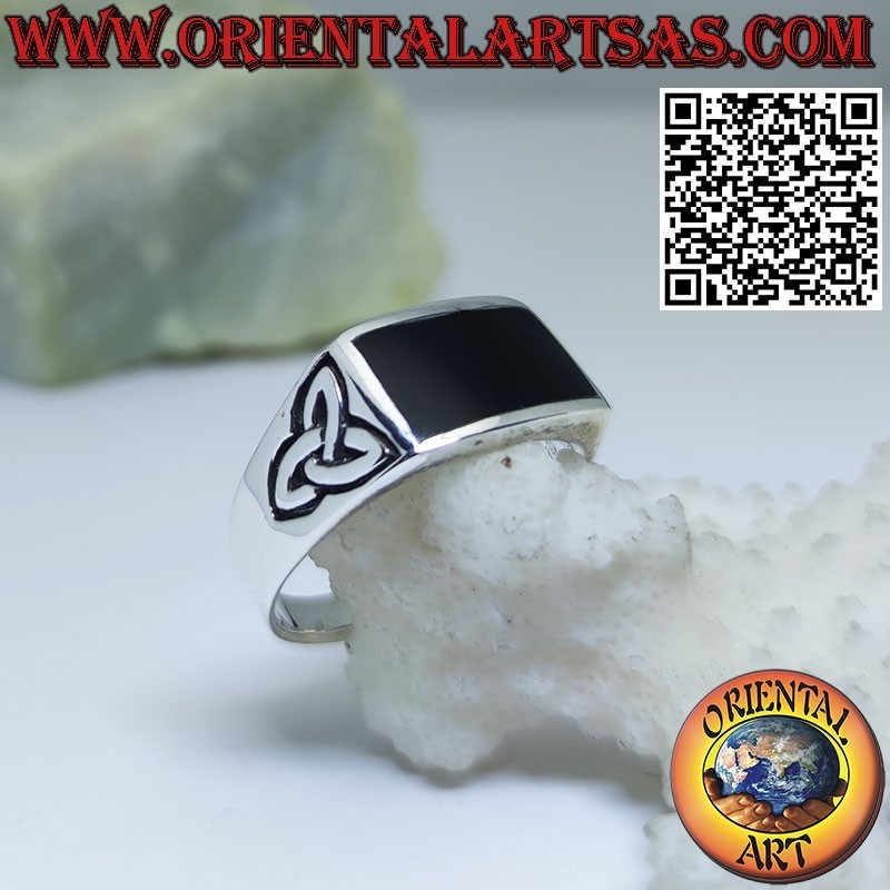Silberring mit rechteckigem Onyx und Tyrone-Knoten an den Seiten