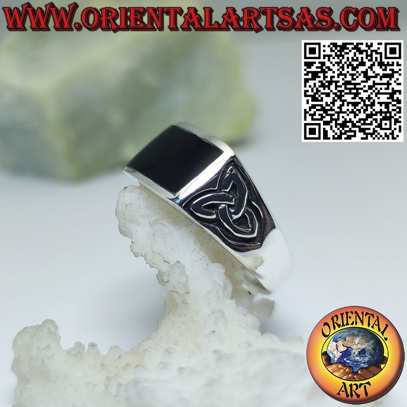 Silberring mit rechteckigem Onyx und Tyrone-Knoten an den Seiten