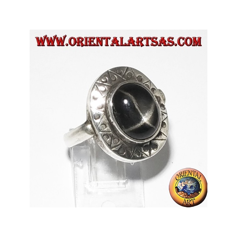 Bague en argent avec étoile noire avec bord ciselée