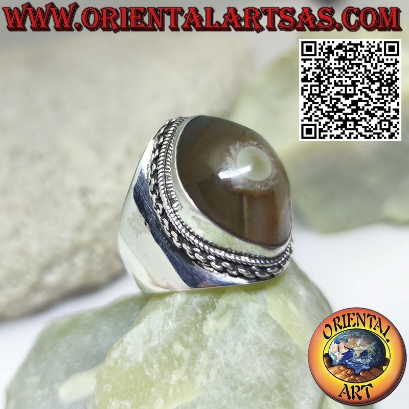 Anello in argento con agata occhio di Shiva beige a navetta e bordo a catena su montatura liscia (e)