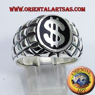 Anillo de plata con símbolo del dólar sobre fondo negro y cuadrado