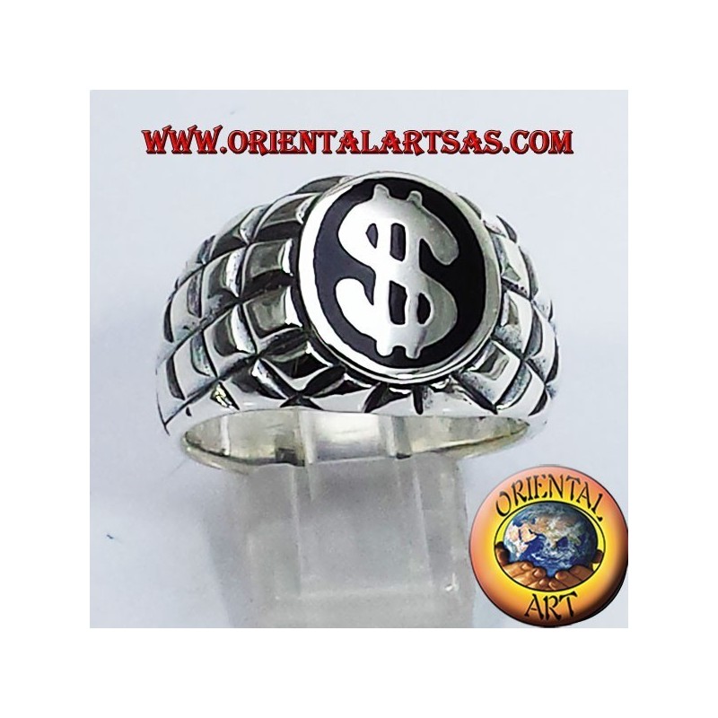 Bague en argent avec symbole dollar sur fond noir et carré