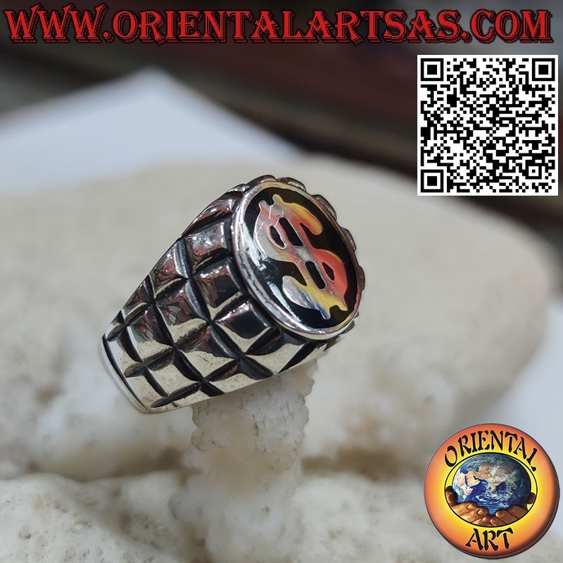 Anello in argento con simbolo del dollaro su sfondo nero e quadrettato