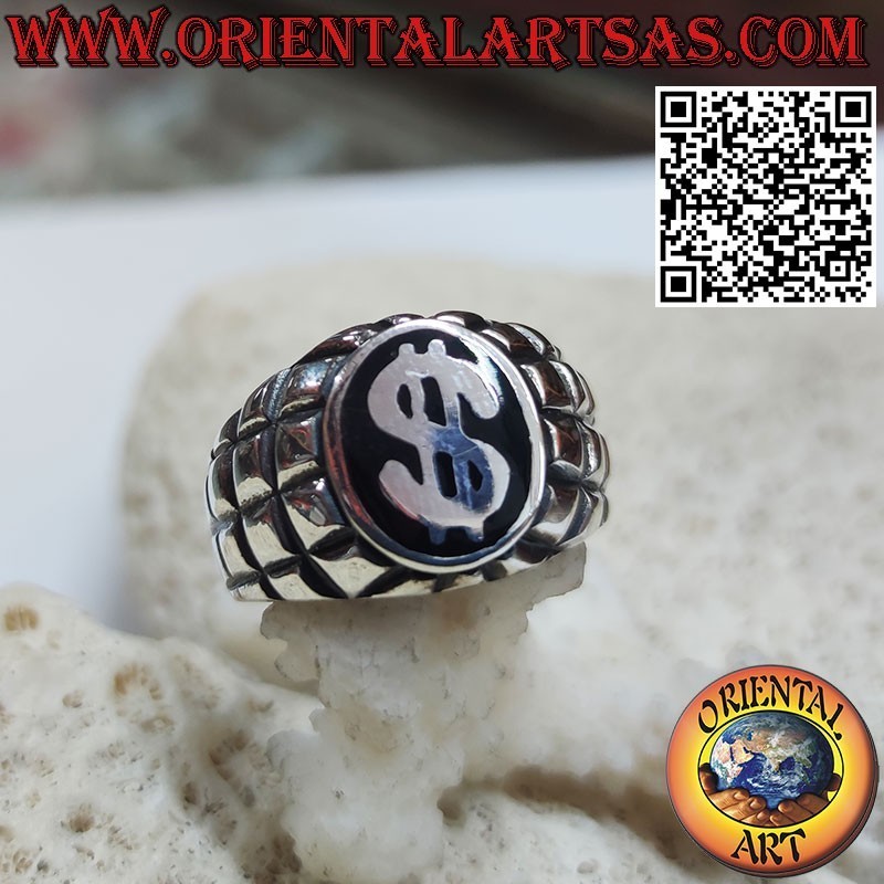 Bague en argent avec symbole dollar sur fond noir et carré